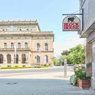 Blick an der Terrasse des BLOCK HOUSE Restaurants Braunschweig vorbei auf das Staatstheater in Braunschweig