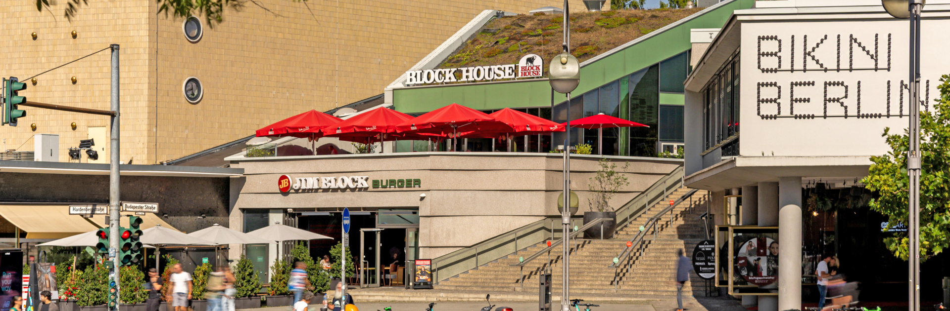 Außenbereich des BLOCK HOUSE Restaurants am Zoo Palast in Berlin 