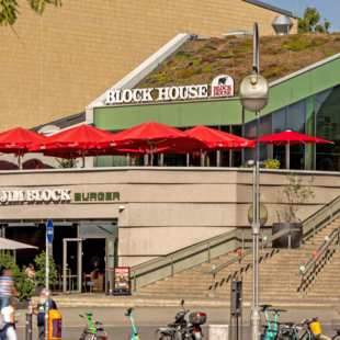 Außenbereich des BLOCK HOUSE Restaurants am Zoo Palast in Berlin 