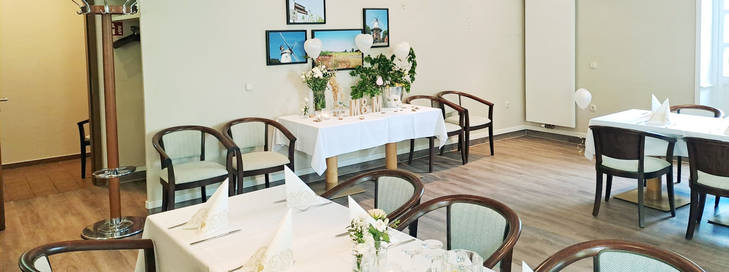 Gabentisch für das Brautpaar im Gasthaus Block, dekoriert mit Blumen, Kerzen, weißen Luftballons und festlicher Tischdeko.