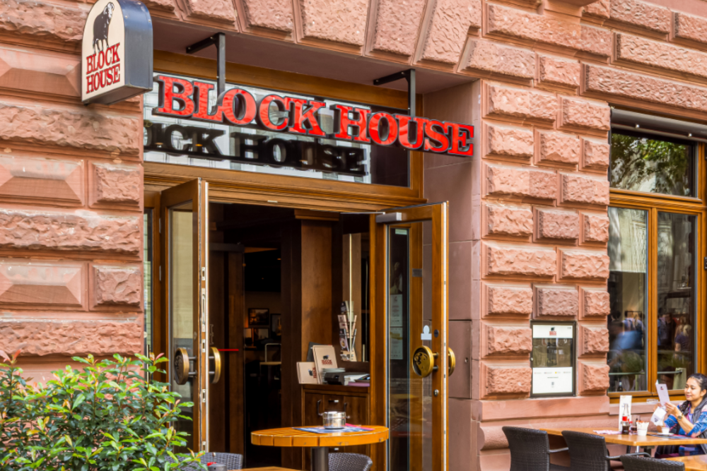 Terrasse des BLOCK HOUSE Frankfurt am Börsenplatz Terrasse des BLOCK HOUSE Frankfurt am Börsenplatz mit Außensitzplätzen und begrüntem Eingangsbereich vor der historischen Fassade.