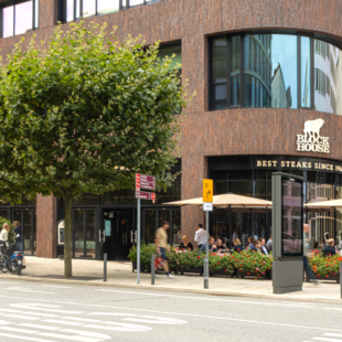 Das BLOCK HOUSE Restaurant im Deutschlandhaus in Hamburg von Außen