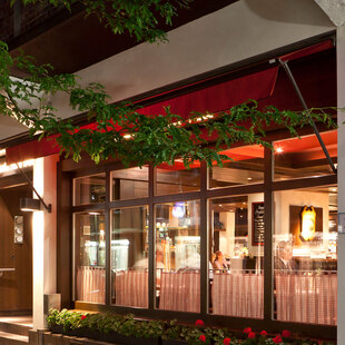 Das BLOCK HOUSE Restaurant in Kiel von Außen bei Nacht